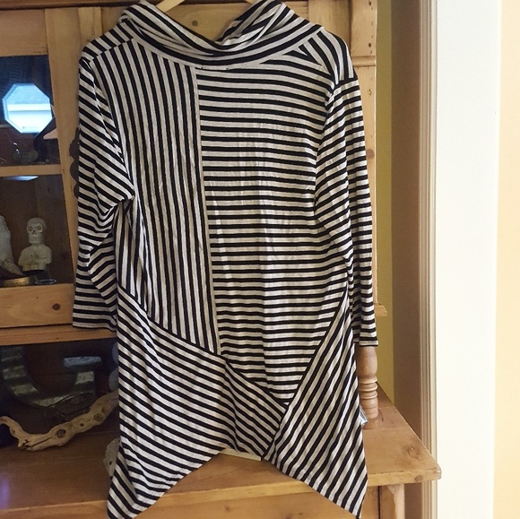 Asymmetrical Striped Tunic by Premise Studio - Picture 4 of 8